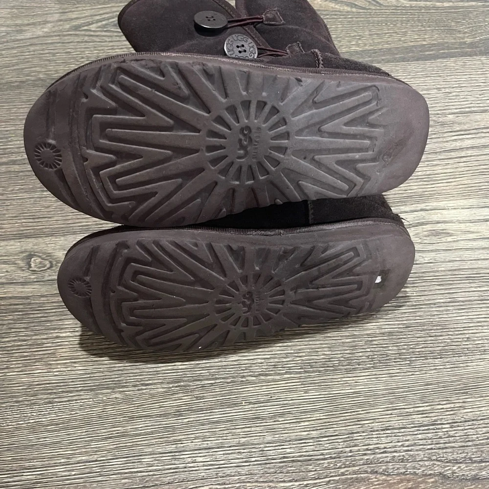 UGG Australia Bailey Button Triplet II Sheepskin Boots Wool Lined Brown Size W8 - Picture 4 of 12